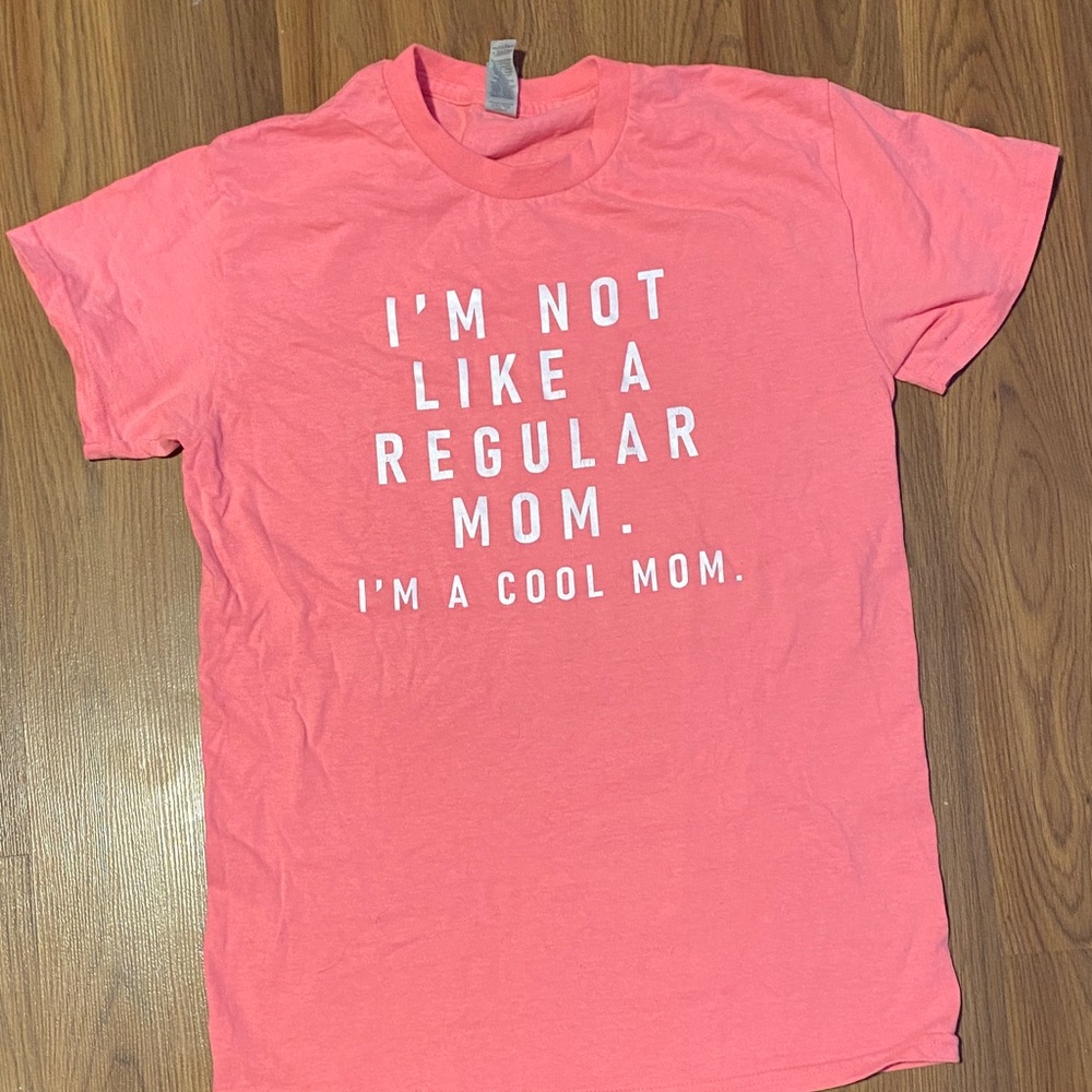 โจ8/$10. Gildan Pink 'Cool Mom' t shirt. Size Small